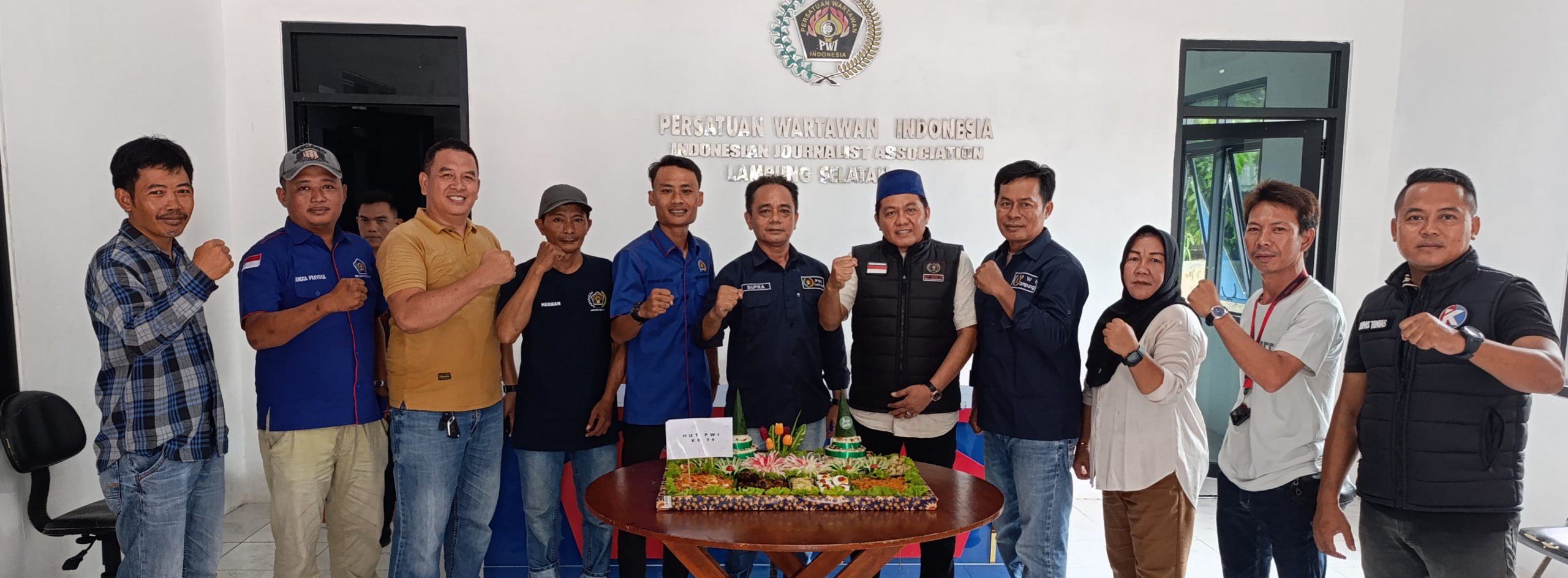 PWI Lampung Selatan Potong Tumpeng Peringati Hut PWI Ke 79 Tahun