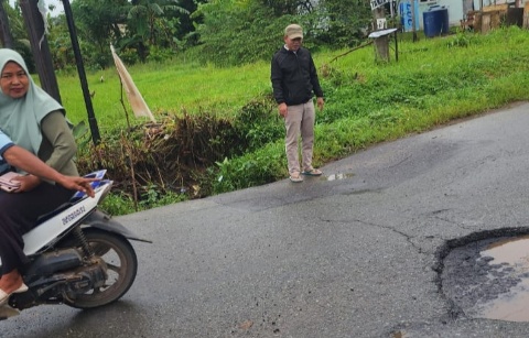 Ruas Jalan Kota Dalam-Blimbing Sari Jebol dan Nyaris Putus, Anggota DPRD Lamsel Desak Pemprov Segera Lakukan Perbaikan