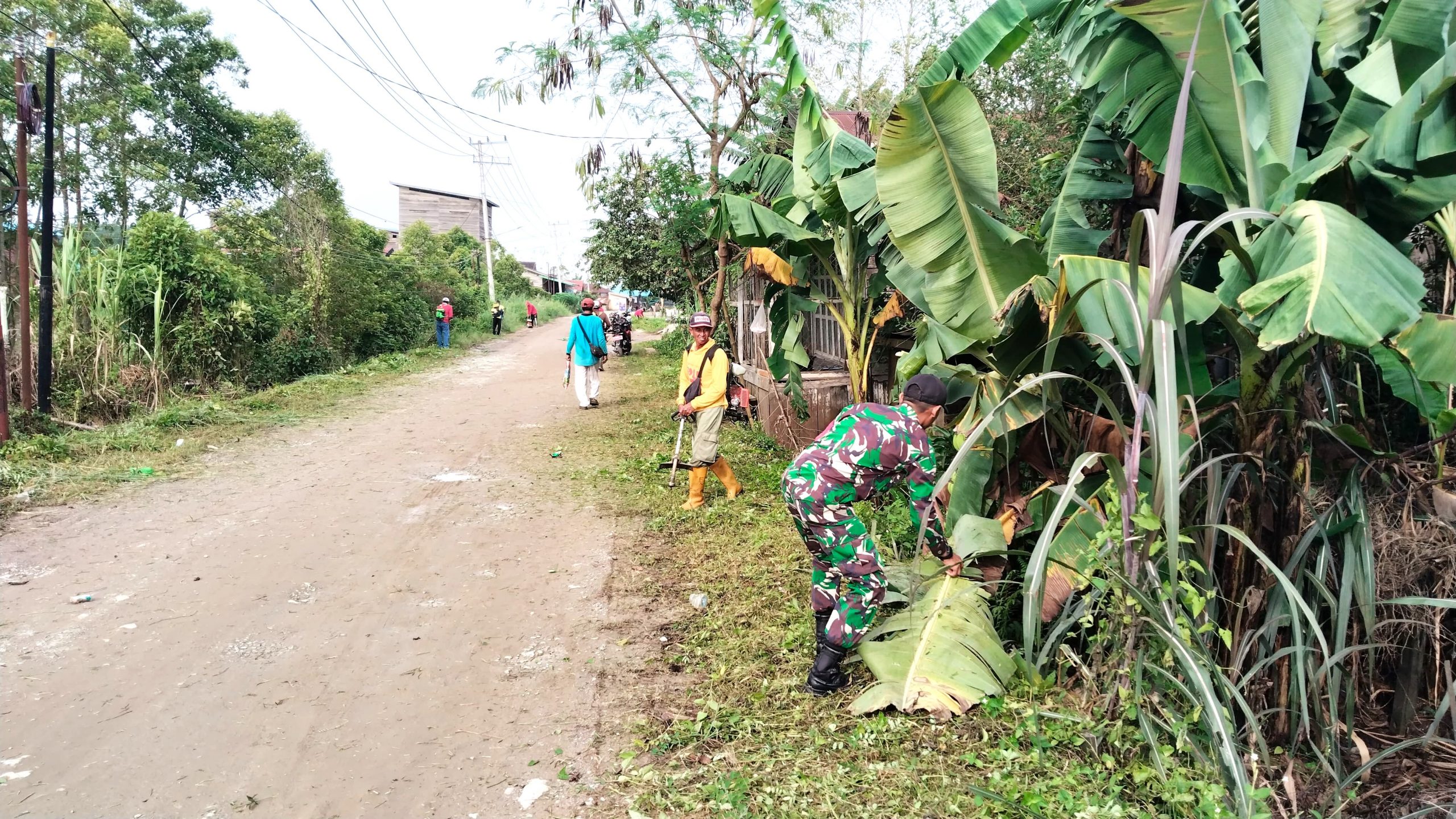 Babinsa Bersama Warga Lakukan Gotong Royong untuk Jaga Kebersihan Lingkungan