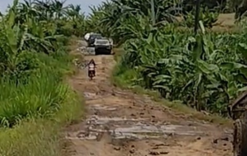 Kondisi Jalan Penghubung Antar Desa Bak Kubangan Kerbau, Warga Keluhkan Minimnya Perbaikan