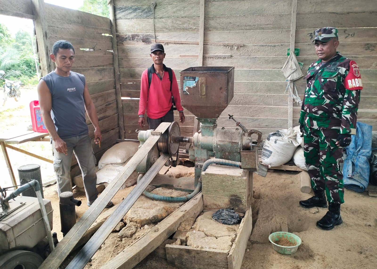 Melalui Komsos, Babinsa Lebak Mantan Cek Kondisi Mesin Penggilingan Padi Warga