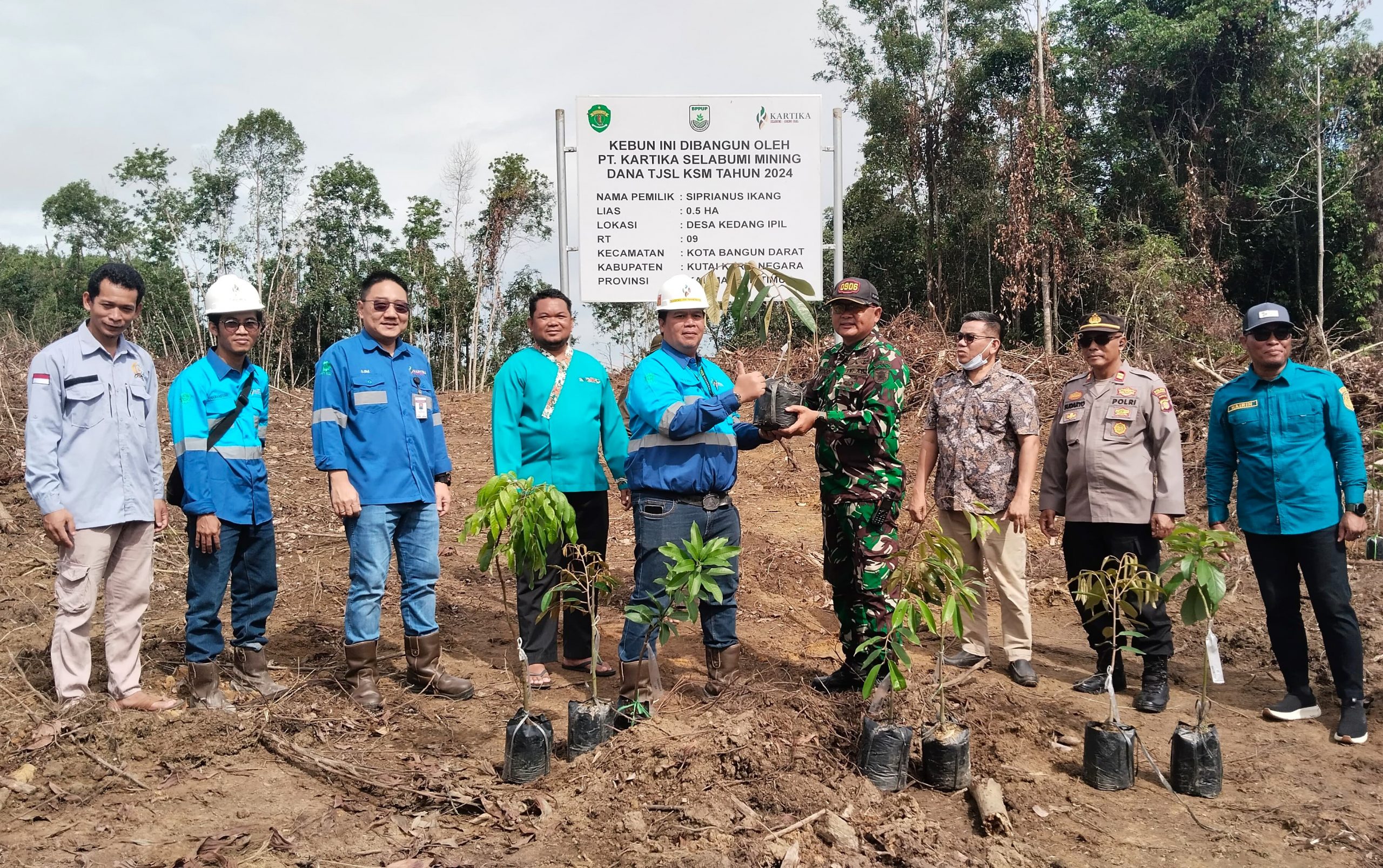 Hijaukan Hutan, Danramil Koba Bersama Pihak Swasta Lakukan Penanaman Pohon Buah