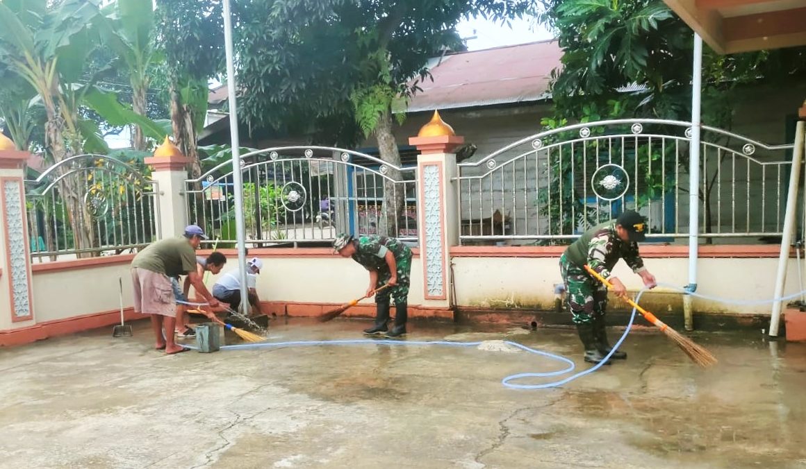 Sambut Bulan Ramadhan, Anggota Koramil 02/Loa Kulu Bersama Warga Bersihkan Masjid Al-Mizan
