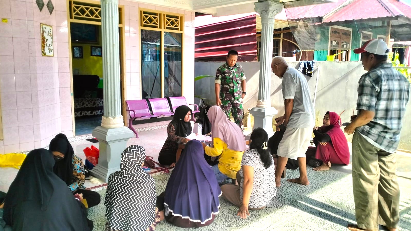 Pastikan Warganya Sehat, Babinsa Bersama Kader Pos Yandu Lakukan Kegiatan Pos Bindu