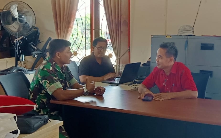 Babinsa Lakukan Kegiatan Komsos Bersama Sekdes untuk Mencari Solusi Permasalahan Tentang Peternakan Ayam Petelur Yang ada di Wilayah