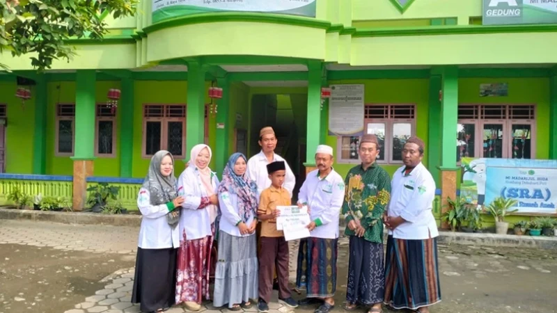 LAZISNU MWCNU Dukuhseti Salurkan Beasiswa untuk Anak Yatim Berprestasi