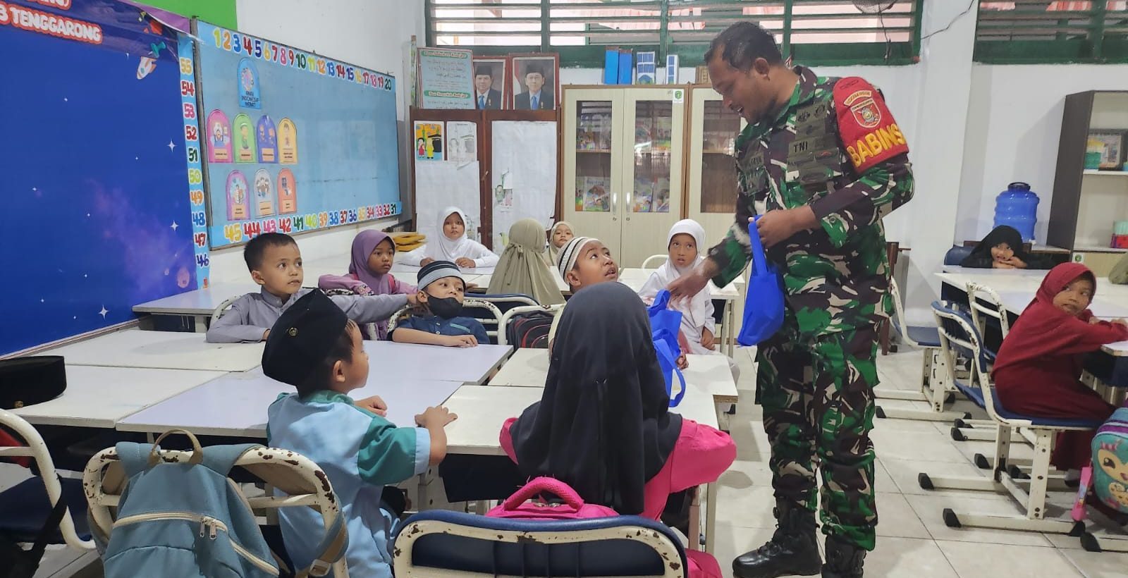 Babinsa Panji Lakukan Pemantauan Pendistribusian Pelaksanaan Kegiatan Takzil Bergizi Gratis (MBG) Di Sekolah