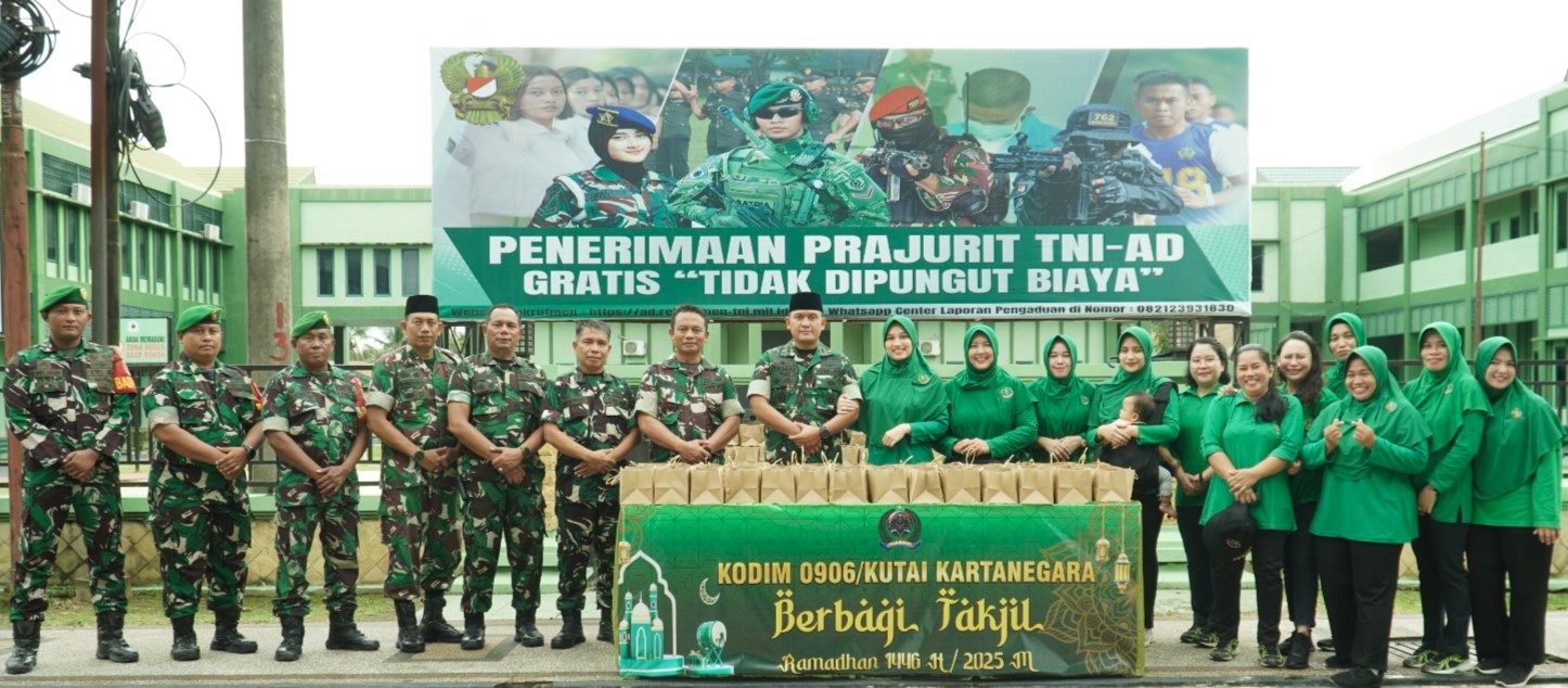 Wujud Syukur Di Bulan Ramadhan Kodim 0906/Kkr Bagikan Ratusan Takjil Kepada Warga