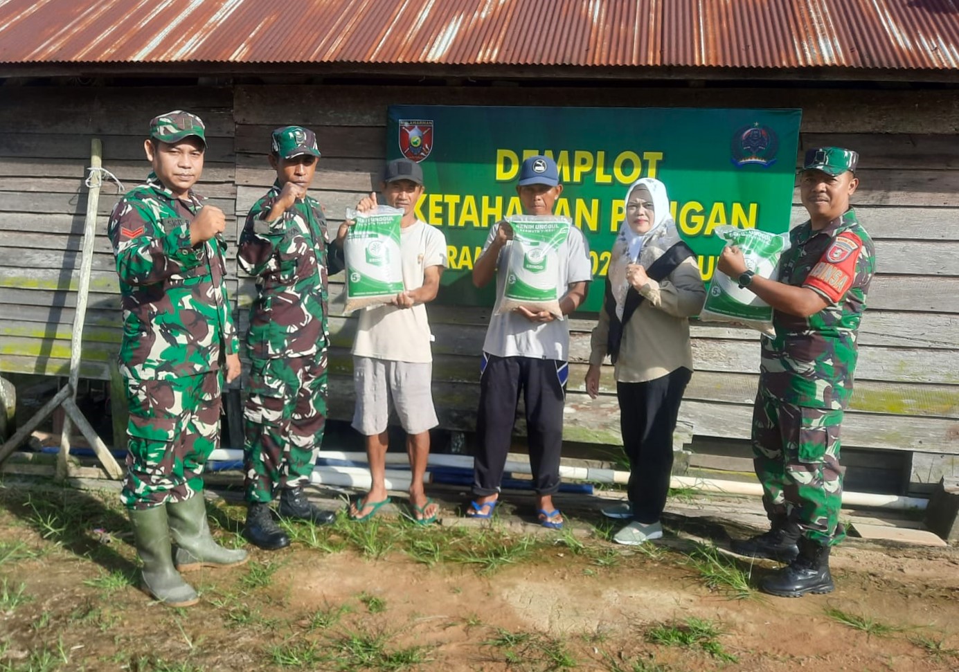 Tingkatkan Ketahanan Pangan, Anggota Koramil Berikan Bantuan Bibit Padi Pada Petani