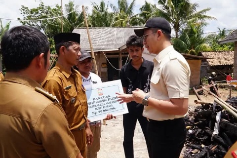 Bupati Lamsel,Egi Pratama Serahkan Bantuan Bedah Rumah untuk Korban Kebakaran