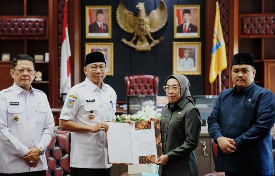 Gubernur Lampung Serahkan Surat PLT Bupati Way Kanan Kepada Ayu Asalasiyah