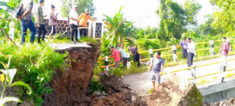 Wabub Lamsel, M Syaiful Tinjau Jembatan Ambrol Akibat Banjir Pastikan Penanganan Cepat