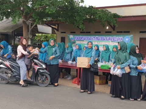 TP-PKK Pemdes Rawa Selapan Gelar Aksi Sosial, Bagikan Takjil untuk Warga