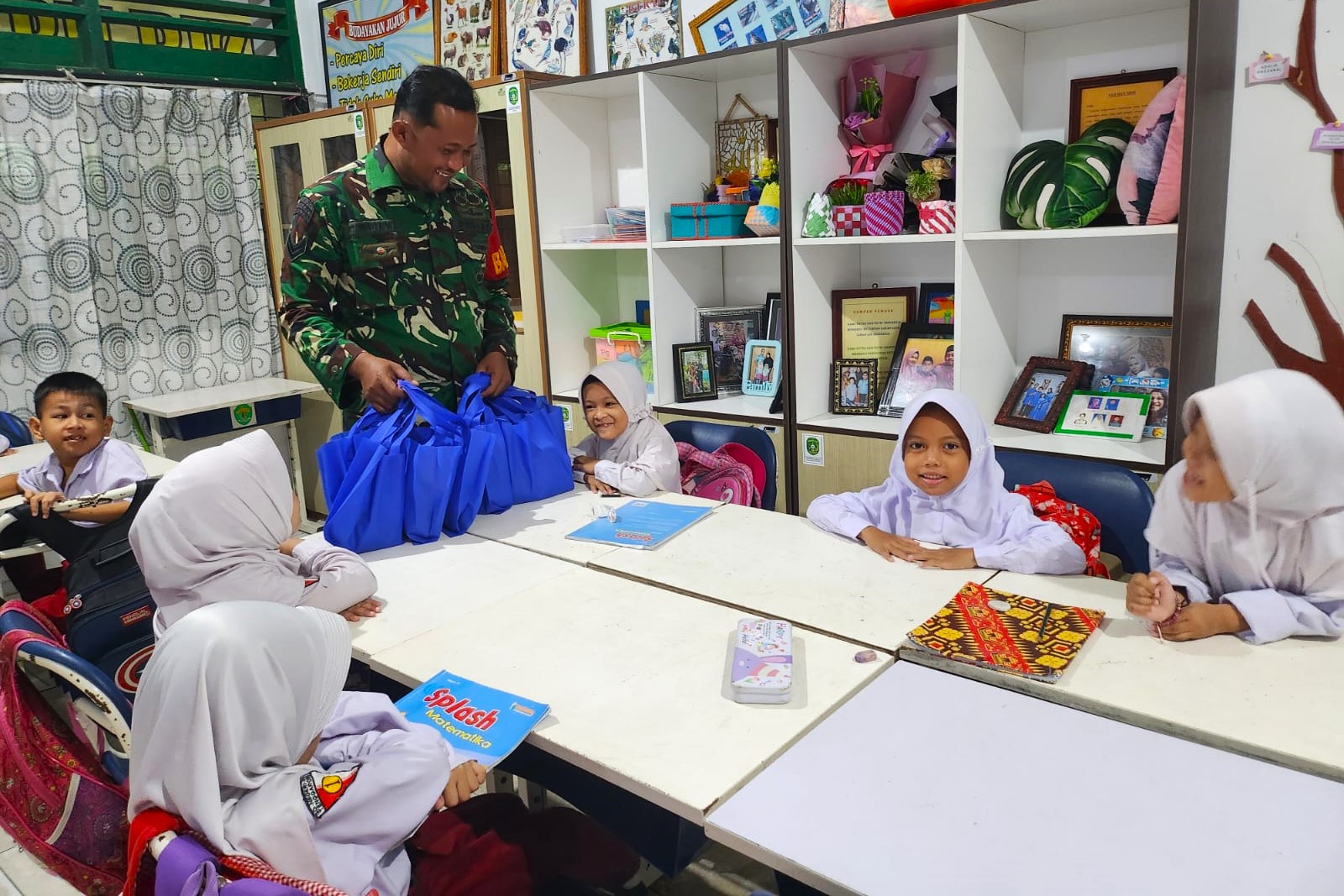 Babinsa Sukarame Lakukan Pemantauan Pendistribusian Takjil Pada Siswa SD Dalam Program Makan Bergizi Gratis