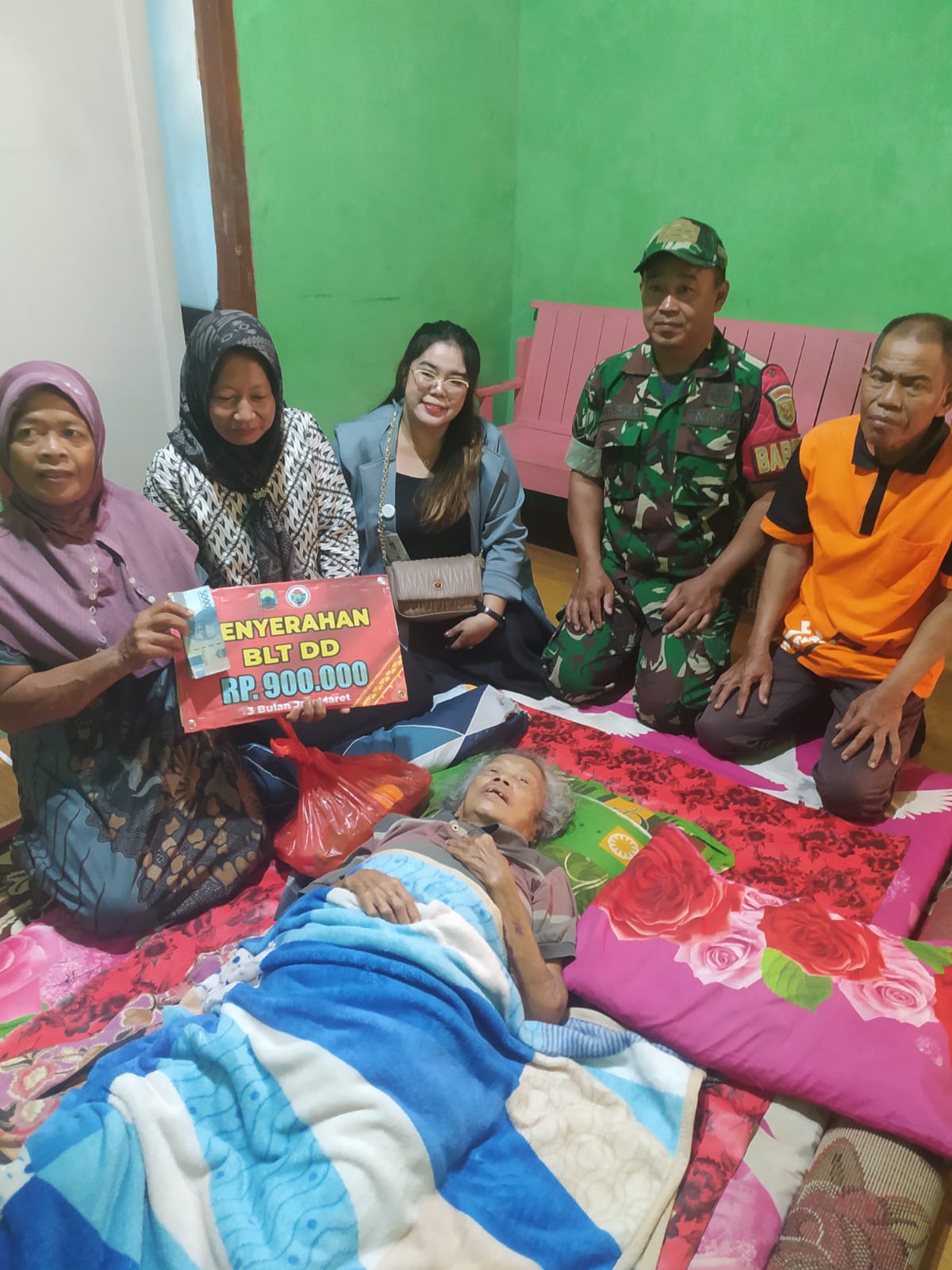 Susanto Pimpin Penyaluran BLT-DD Di Desa Margomulyo,”Sambangi Lansia Penderita Penyakit Menahun Dikediamanya
