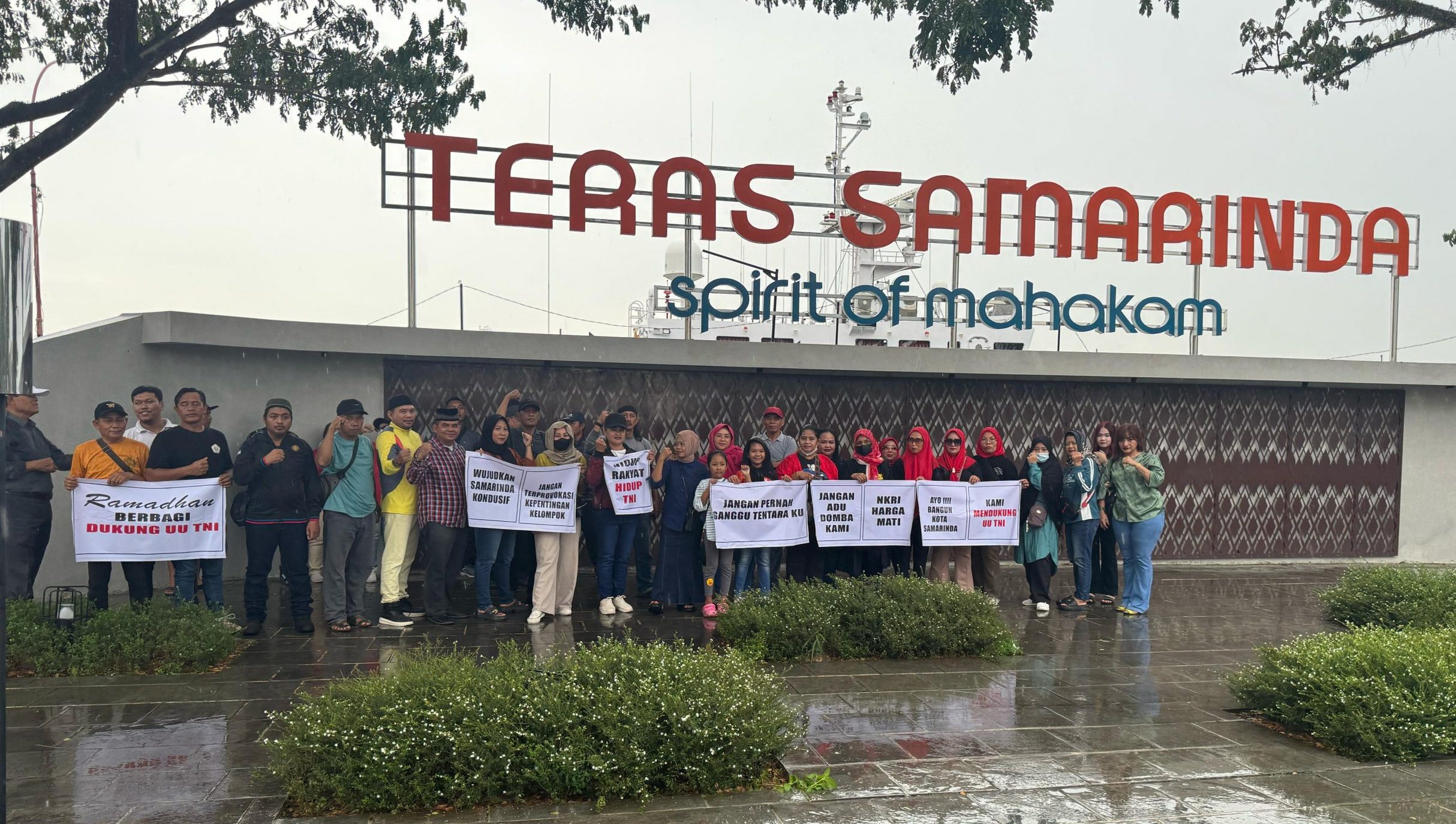 Aksi Dukung UU TNI dan Berbagi Takjil oleh Aliansi Masyarakat peduli Samarinda (Ampera) di wilayah Kota Samarinda