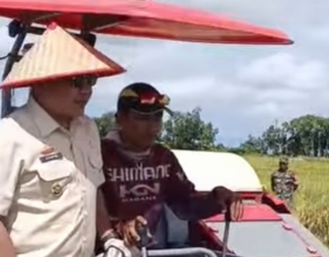Wakil Bupati M Syaiful Anwar, Hadiri Panen Raya Padi Serentak Yang Dibuka Oleh Presiden Prabowo Secara Virtual