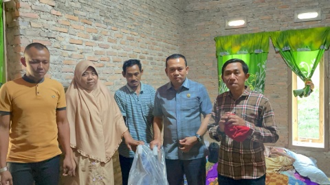 Anggota DPRD Lamsel, Agus Sartono Serahkan Bantuan Kursi Roda untuk Korban Jatuh dari Pohon Kelapa
