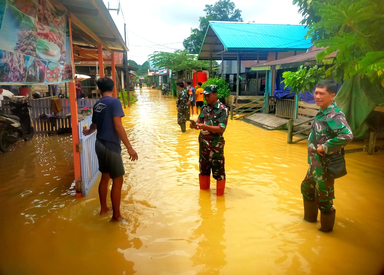 Banjir Rendam Beberapa Desa, Babinsa Koramil Loa Kulu Terjun ke Lokasi