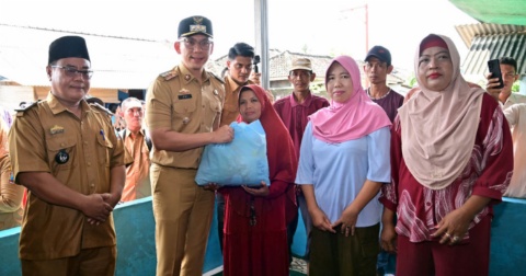 Bupati Egi Berikan Bantuan Korban Banjir di Merak Belantung