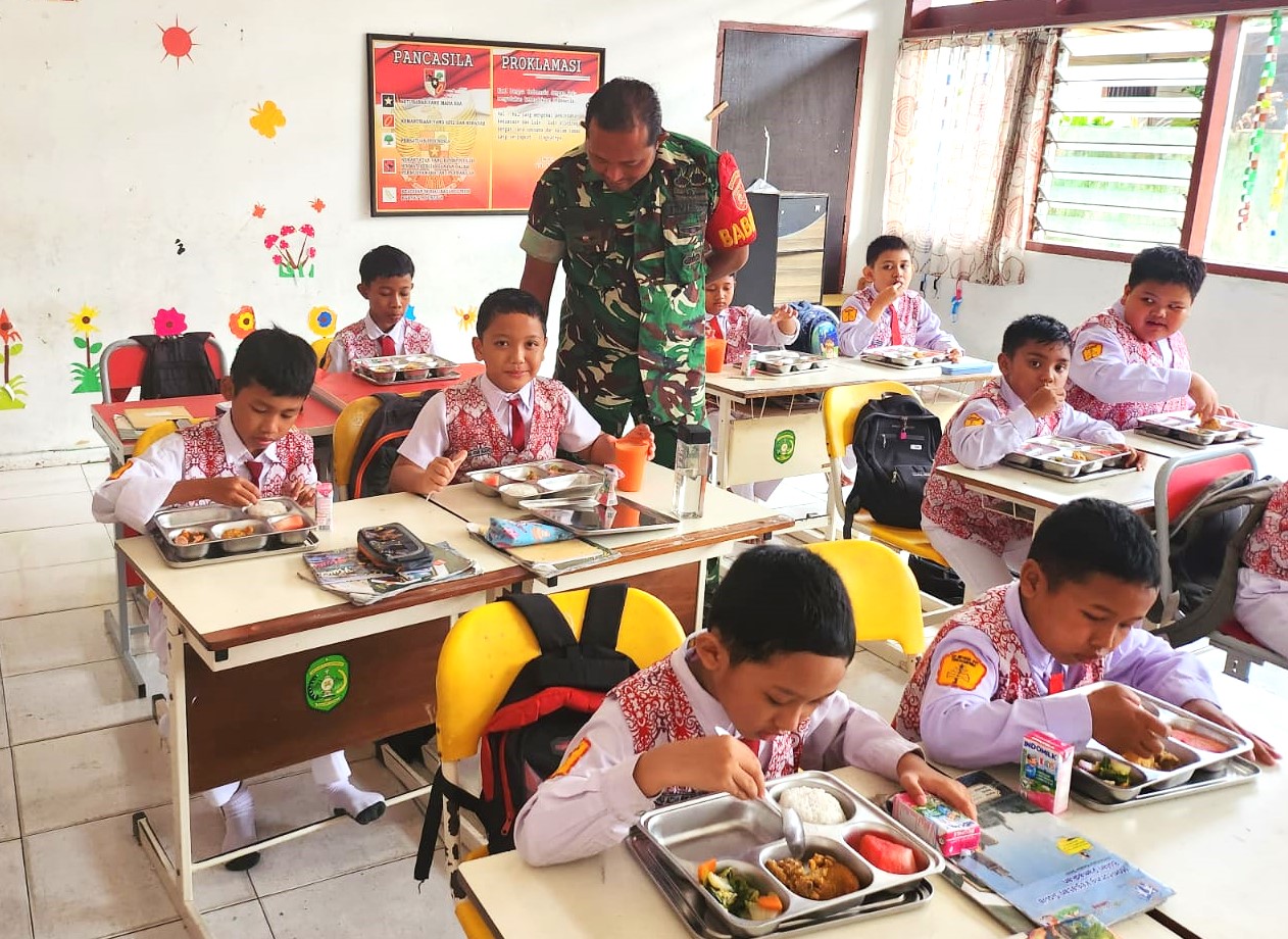 Babinsa Sukarame; Makan Bergizi Gratis Memberikan Manfaat Nyata Bagi Perkembangan Siswa