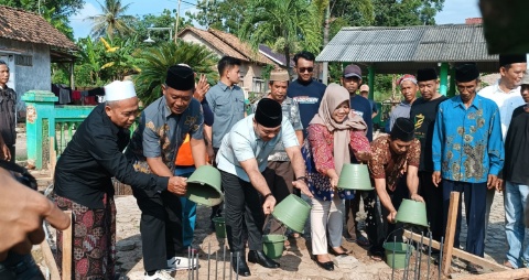 Anggota DPRD Lamsel dan Wabup Hadiri Peletakan Batu Pertama Pembangunan Gapura Masjid Nurul Mukminin