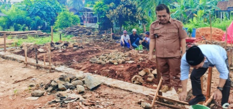 Anggota DPRD, Agus Sartono Wakili Bupati dalam Peletakan Batu Pertama Program Bedah Rumah