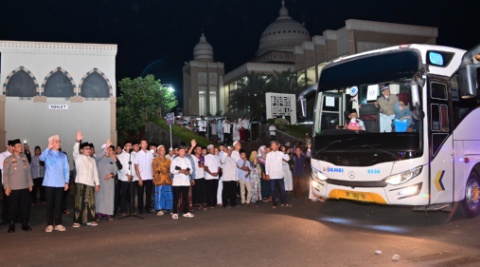 Bupati Lamsel, Radityo Egi Pratama Resmi Lepas Keberangkatan Jemaah Haji 2025