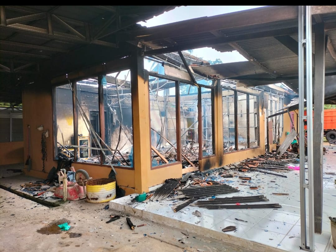 Ricuh Dugaan Korupsi Beras Bansos Akibatkan 1 Orang Tewas, -Masa Bakar Rumah Kakam Gunung Agung