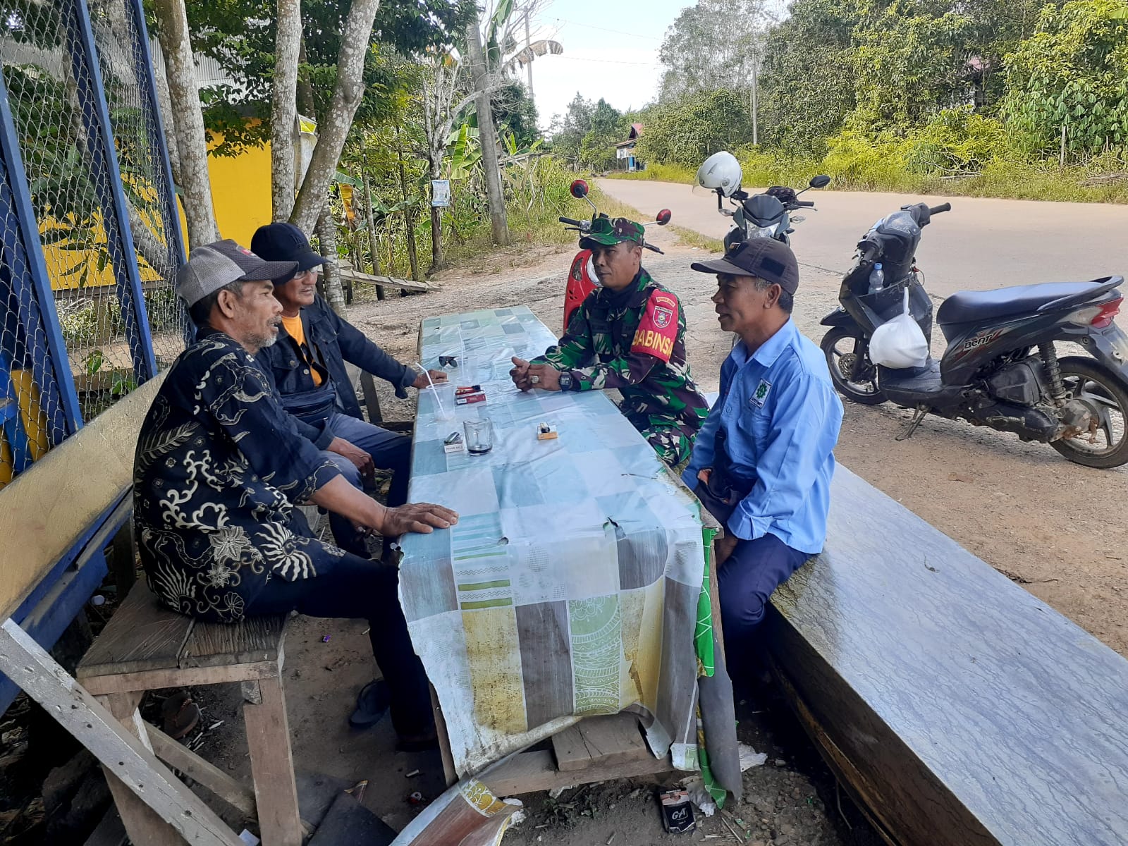 Jaga Tali Silaturahmi, Babinsa Jadikan Warkop Tempat Komsos