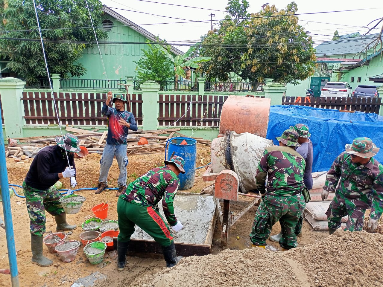 Anggota Kodim 0906/Kkr Lakukan Pengecoran Tempat Ibadah Secara Bergotong Royong