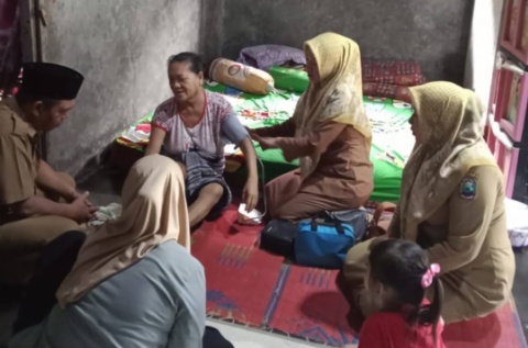 Wujud Kepedulian Terhadap Kesehatan Warga, Pemdes Kota Dalam Bersama Bindes Kunjungi Pasien