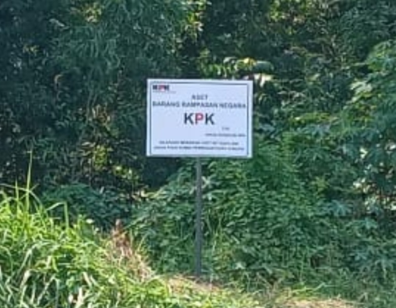 KPK Pasang Plang Aset Rampasan Negara Didepan Masjid Agung Kalianda Menghebohkan Warga Masyarakat,”Tanah Siapa Ini