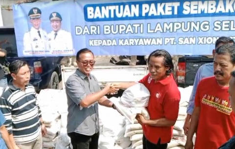 Ratusan Karyawan PT San Xiong Steel Indonesia,Terima Bantuan Sembako Dari Bupati Lamsel