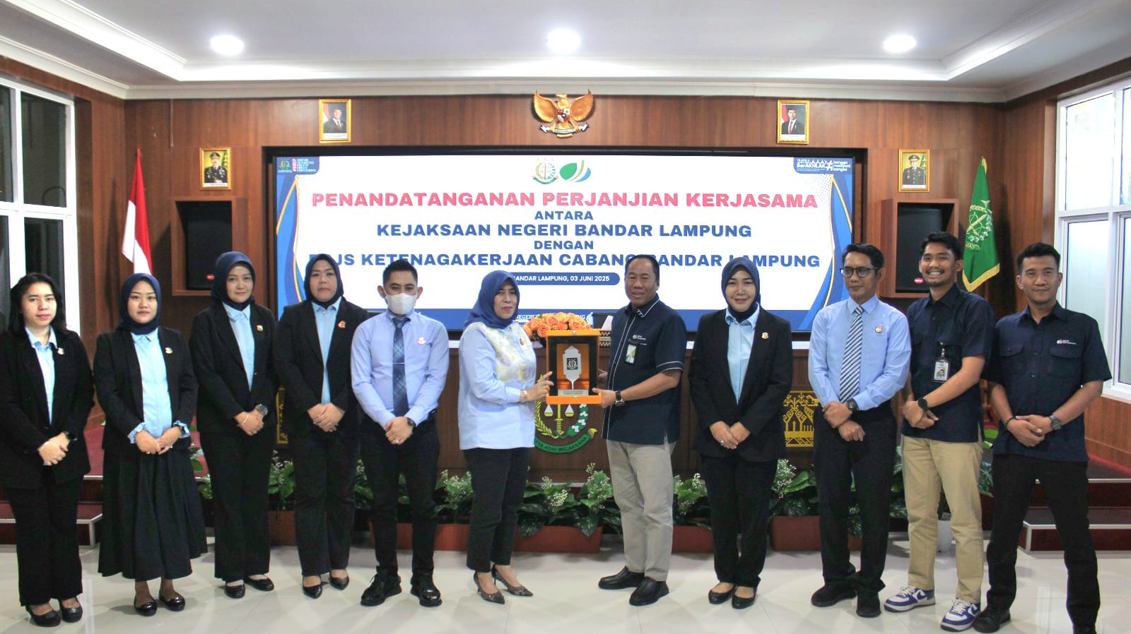 Kejari Bandar Lampung Terima Penghargaan Serta Tandatangani Kerjasama Dengan BPJS Ketenagakerjaan