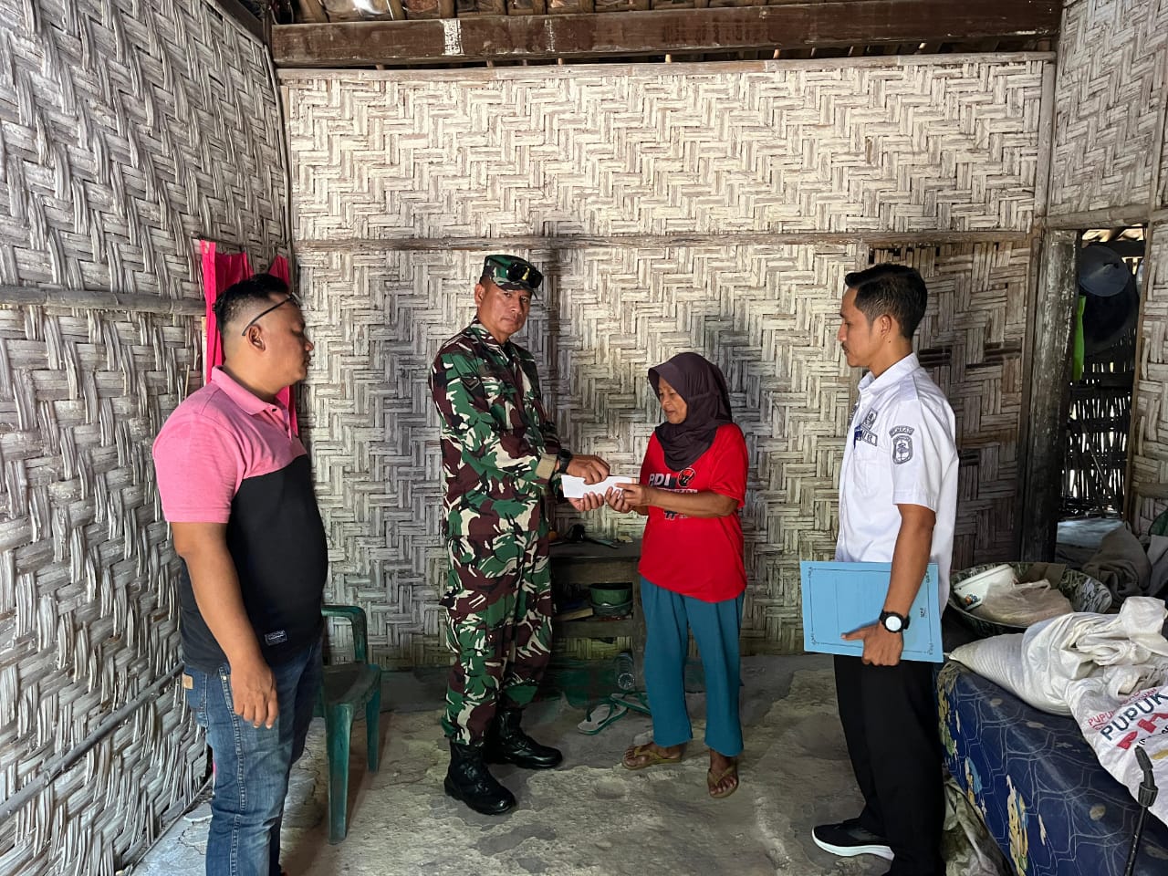 Kades Berto Dor To Dor Salurkan BLT-DD Tahap II Kepada KPM Di Desa Margorejo