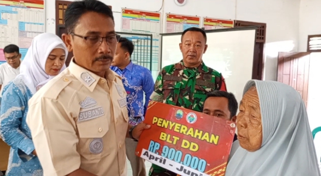 Salurkan BLT-DD Tahap II Di Desa Margomulyo,”Ini Pesan Kades Susanto Kepada 6 KPM