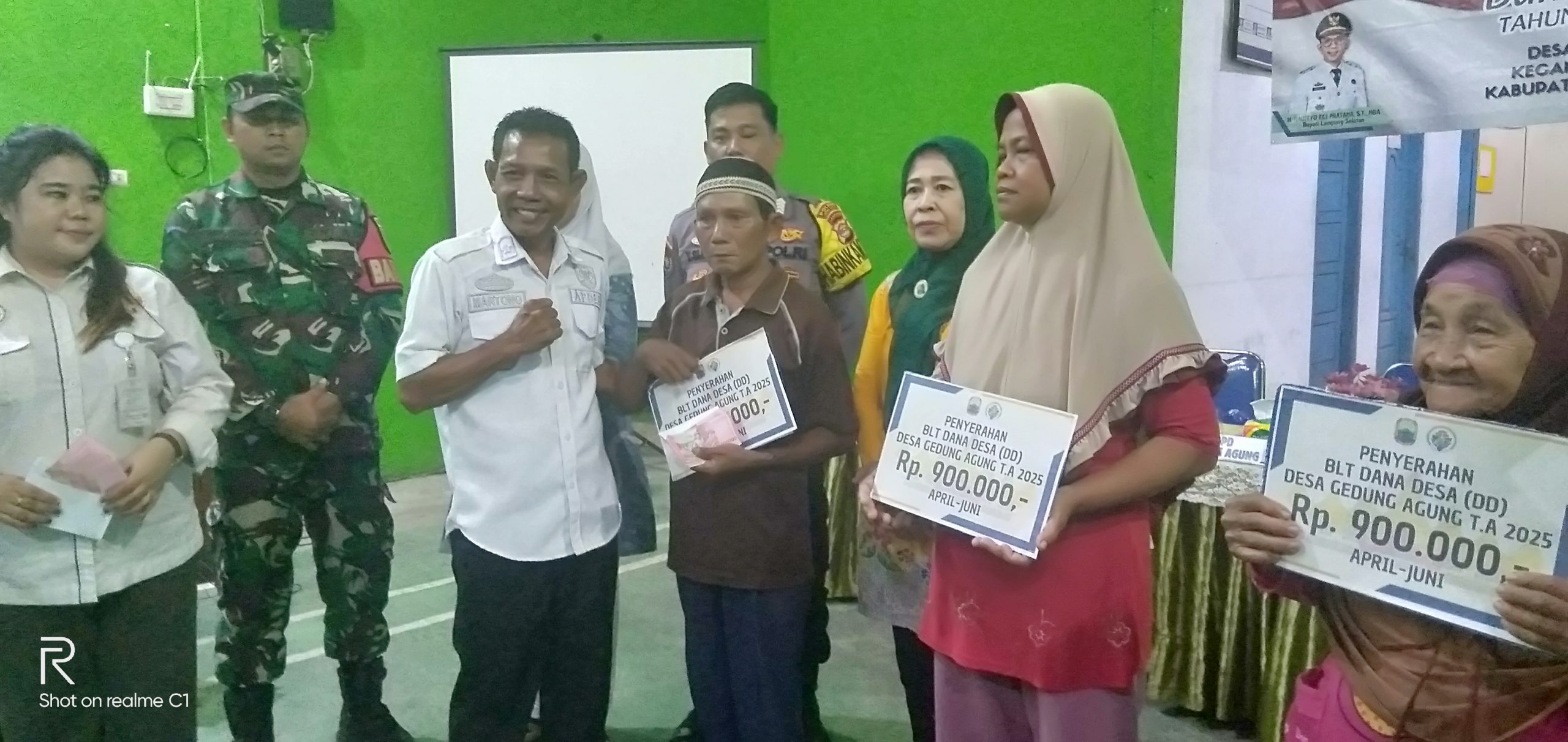 Kades Martono Pimpin Penyaluran BLT-DD Tahap II Kepada 13 KPM Di Desa Gedung Agung
