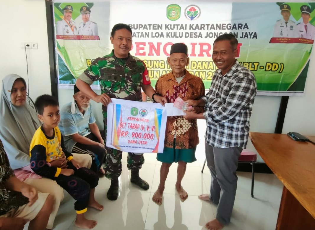 Kawal Penyaluran BLT, Babinsa Jonggon Jaya Pastikan Bantuan Diberikan Tepat Sasaran