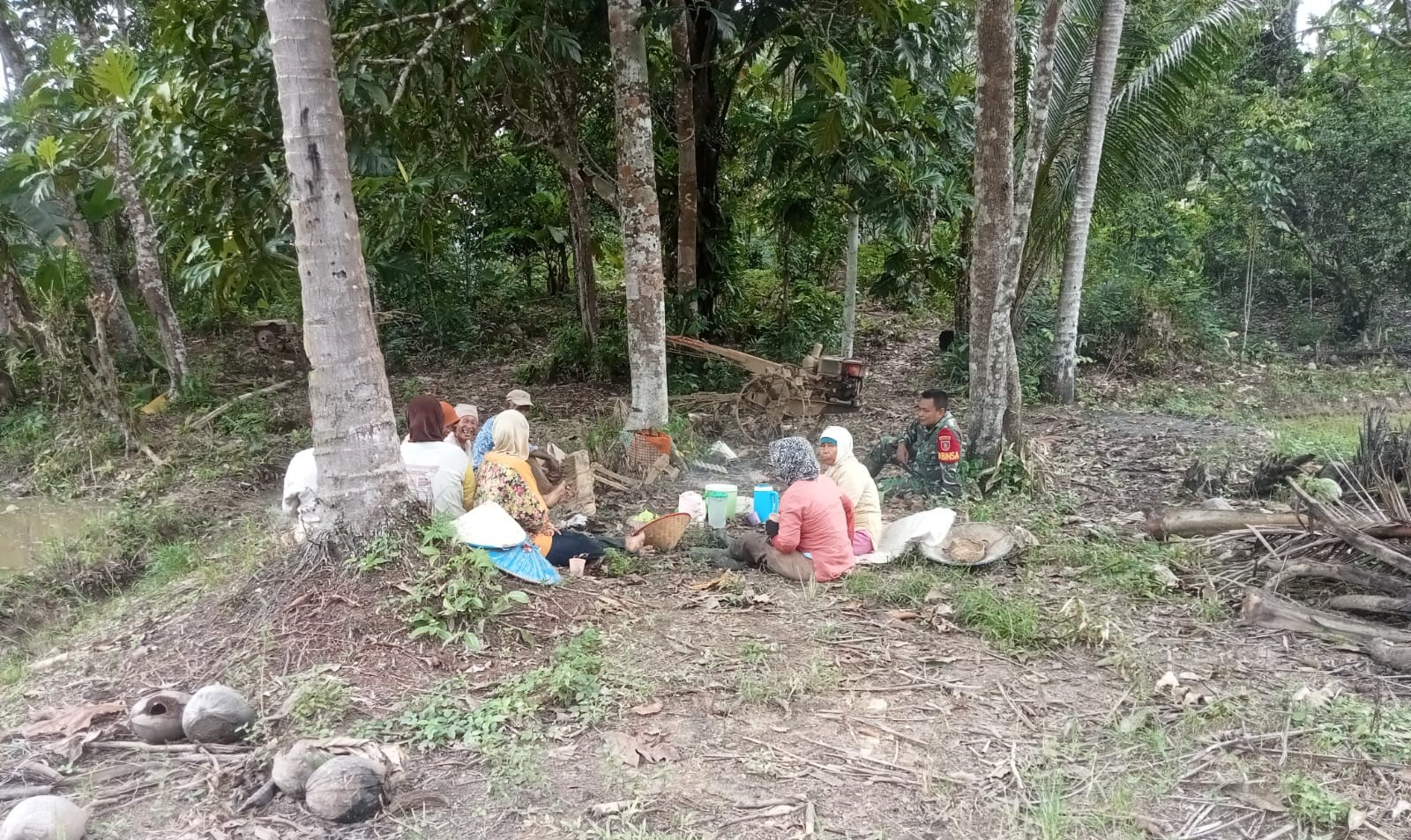 Manfaatkan Waktu Istirahat untuk Bersenda Gurau, Babinsa dan Petani Saling Eratkan Tali Silaturahmi