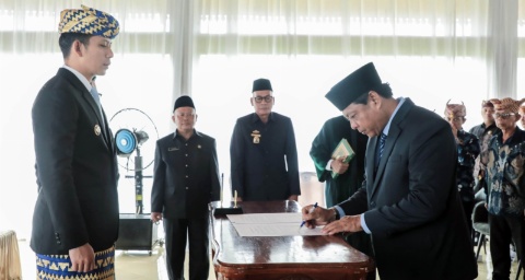 Pelantikan Sekdakab Digelar di Taman Makam Pahlawan, Bupati Egi: Jabatan Adalah Amanah