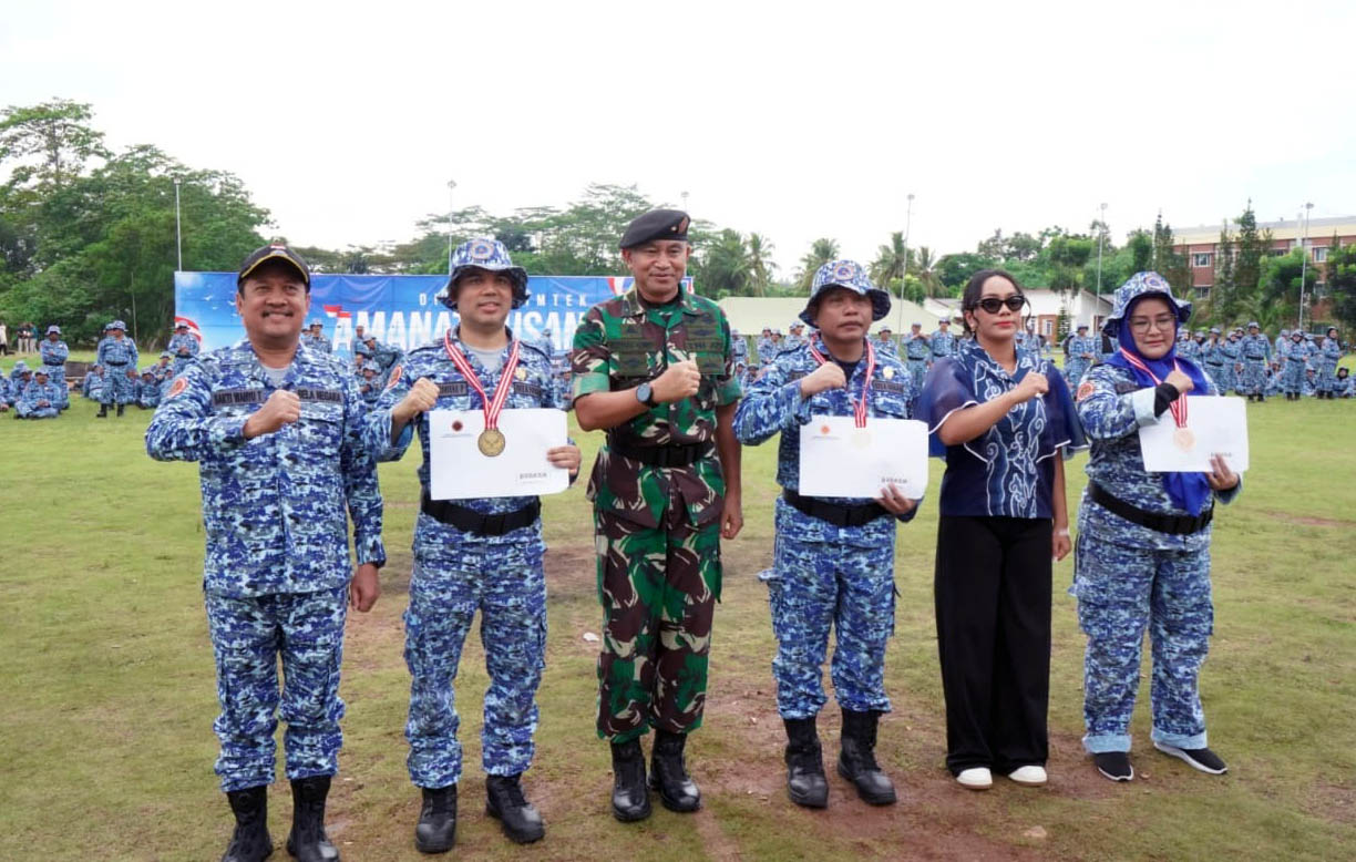 Bupati Lamsel, Egi dan Zita Berikan Penghargaan Kepada Peserta Bimtek Terbaik