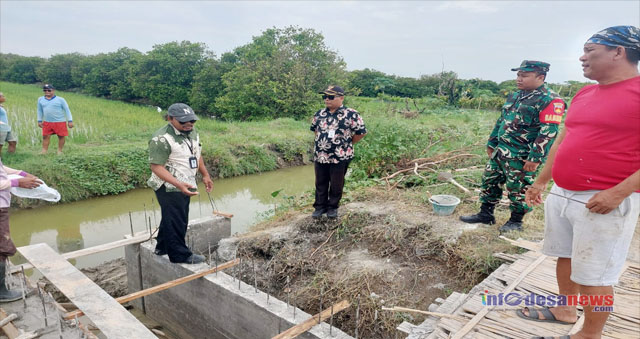 Kepala Desa Dan Babinsa Tinjau Pemasangan gorong-gorong Jalan Desa.