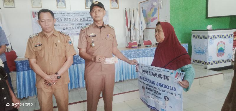Iwan Syamsuri Pimpin Penyaluran BLT-DD Tahap II Tahun 2025 Kepada 45 KPM