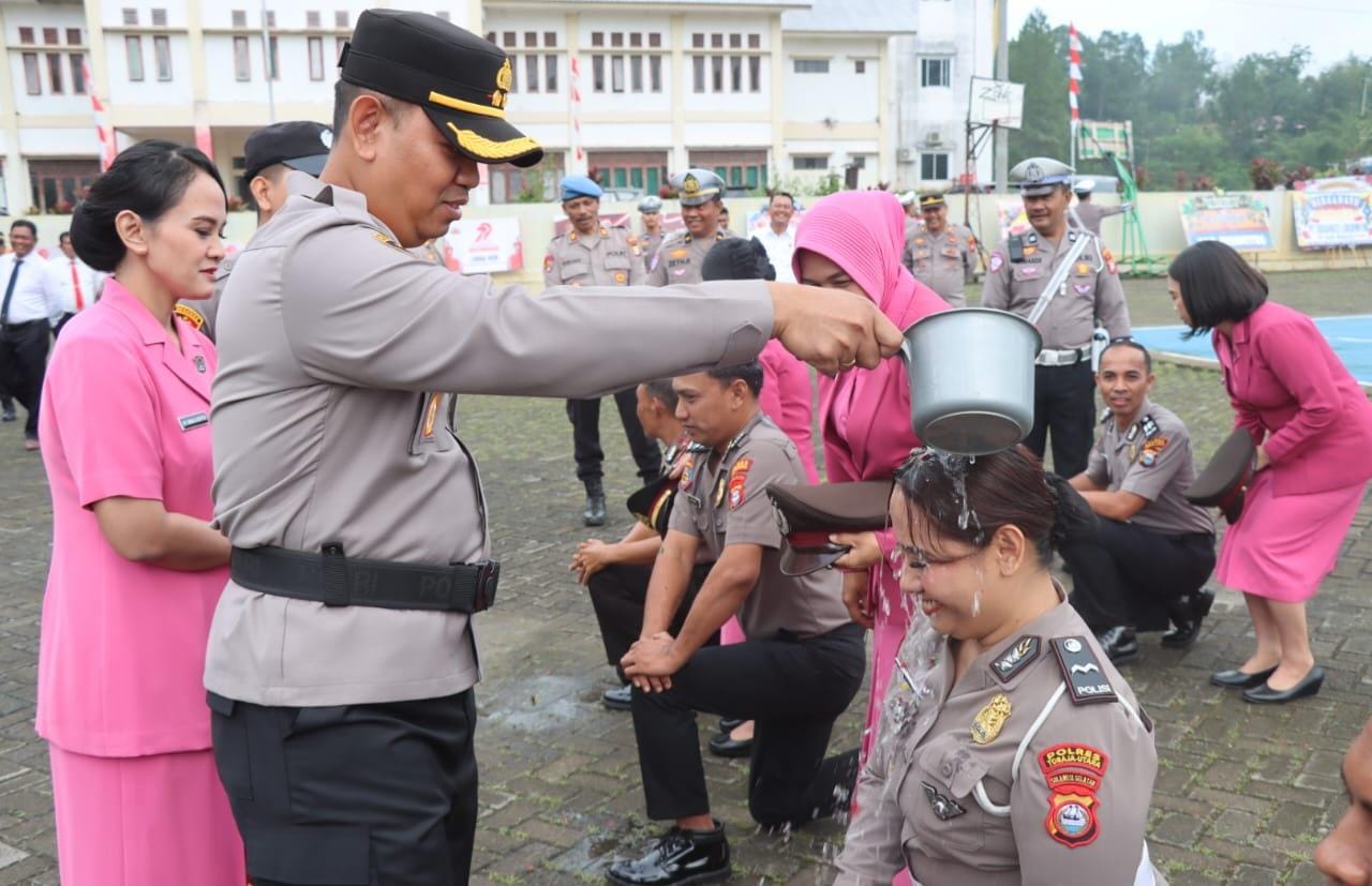 Pimpin Upacara Kenaikan Pangkat 15 Personel, Kapolres Toraja Utara Arahannya Ini