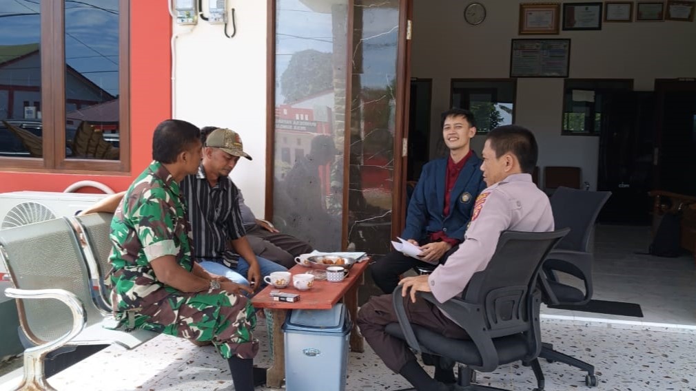 Pastikan Wilayah Binaan Aman, Babinsa Bersama Bhabinkamtibmas Lakukan Komsos Dengan Anggota Linmas
