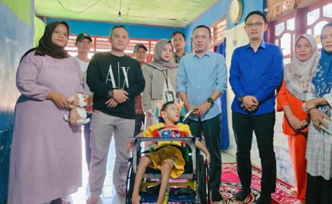 Wakili Bupati, Anggota DPRD Lamsel Fraksi PAN Agus Sartono Serahkan Bantuan Kursi Roda untuk Dua Balita Berkebutuhan Khusus