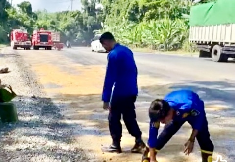 Dinas Damkar Lamsel,Sigap Bersihkan Ceceran Minyak di Jalan Demi Keselamatan Pengguna Jalan