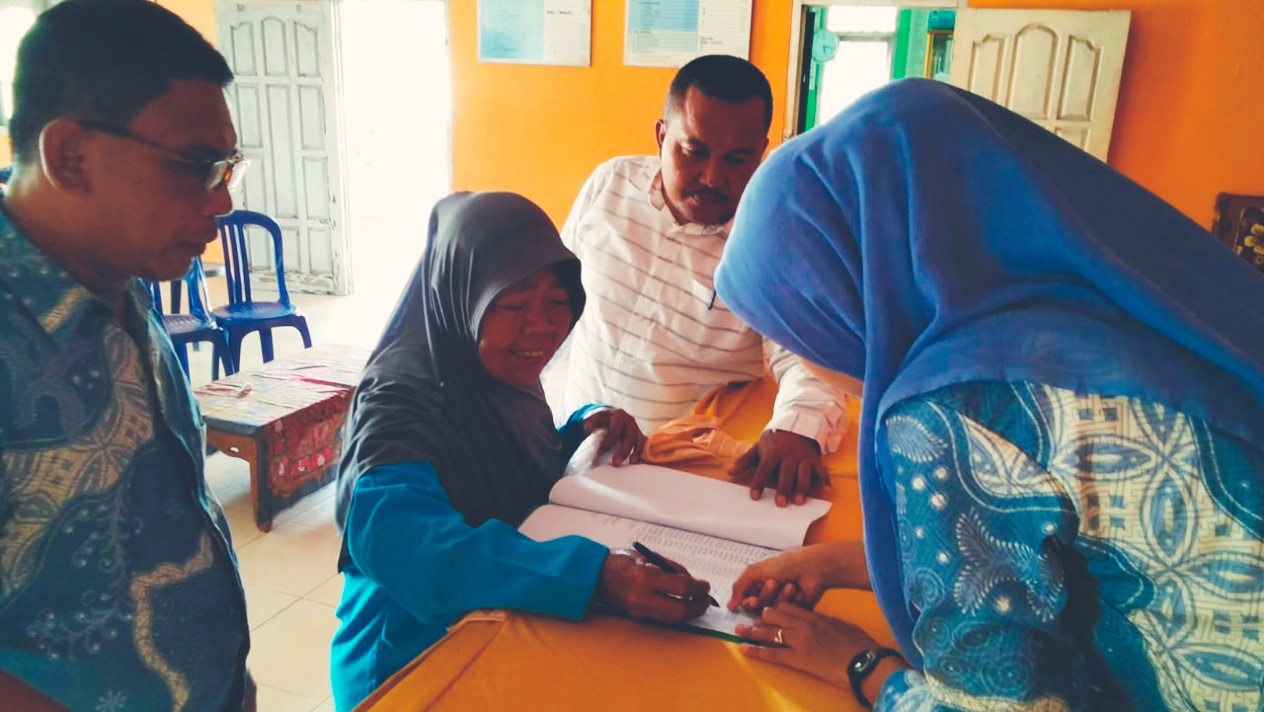 Feriode Pimpin Penyaluran BLT-DD Tahap II Di Desa Karang Rejo