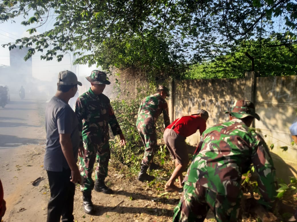Gerak Cepat Babinsa Posramil Jati Agung, Tumbuhkan Rasa Kebersamaan Dengan Semangat Bergotong Royong Bersama Masyarakat